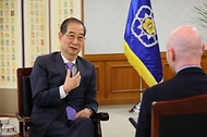 한덕수 대통령 권한대행 국무총리가 17일 세종대로 정부서울청사에서 英 언론사 Financial Times와 인터뷰를 하고 있다.