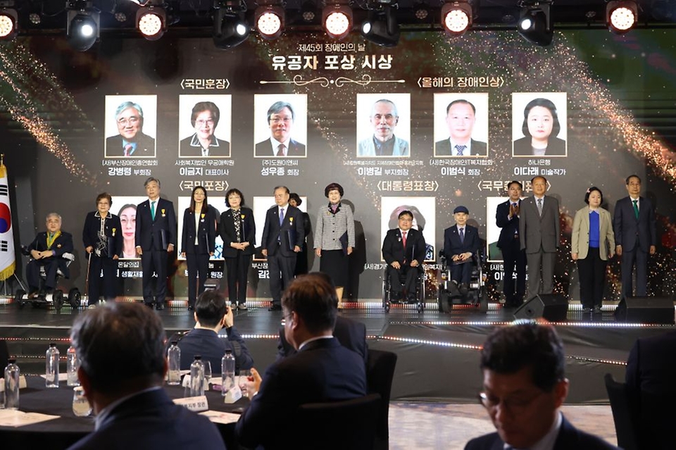 한덕수 대통령 권한대행 국무총리가 18일 서울 페어몬트 앰배서더 호텔에서 열린 장애인의 날 기념식에서 축사를 하고 있다.