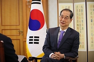 한덕수 대통령 권한대행 국무총리가 17일 세종대로 정부서울청사에서 英 언론사 Financial Times와 인터뷰를 하고 있다.