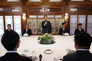 한덕수 대통령 권한대행 국무총리가 18일 총리서울공관에서 현장 경찰관 격려 오찬을 하고 있다.