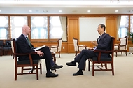한덕수 대통령 권한대행 국무총리가 17일 세종대로 정부서울청사에서 英 언론사 Financial Times와 인터뷰를 하고 있다.