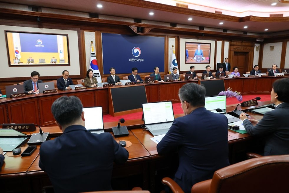 한덕수 대통령 권한대행 국무총리가 18일 세종대로 정부서울청사에서 열린 임시 국무회의를 주재, 모두발언을 하고 있다.