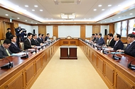 한덕수 대통령 권한대행 국무총리가 21일 세종대로 정부서울청사에서 경제안보전략TF 회의를 주재하고 있다.
