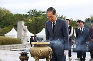 한덕수 대통령 권한대행 국무총리가 19일 강북구 국립 4·19민주묘지에서 열린 제65주년 4·19 혁명 기념식에서 분향·헌화 및 기념사를 하고 있다.