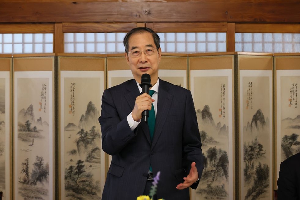 한덕수 대통령 권한대행 국무총리가 18일 총리서울공관에서 현장 경찰관 격려 오찬을 하고 있다.