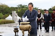 한덕수 대통령 권한대행 국무총리가 19일 강북구 국립 4·19민주묘지에서 열린 제65주년 4·19 혁명 기념식에서 분향·헌화 및 기념사를 하고 있다.