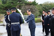 한덕수 대통령 권한대행 국무총리가 19일 강북구 국립 4·19민주묘지에서 열린 제65주년 4·19 혁명 기념식에서 분향·헌화 및 기념사를 하고 있다.