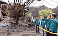 이한경 행안부 재난안전관리본부장이 18일 오후 경북 청송군 산불 피해 마을 주택 현장을 살펴보고 있다.