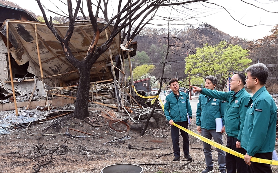 이한경 행안부 재난안전관리본부장이 18일 오후 경북 청송군 산불 피해 마을 주택 현장을 살펴보고 있다.