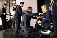한덕수 대통령 권한대행 국무총리가 18일 서울 페어몬트 앰배서더 호텔에서 열린 장애인의 날 기념식에서 축사를 하고 있다.
