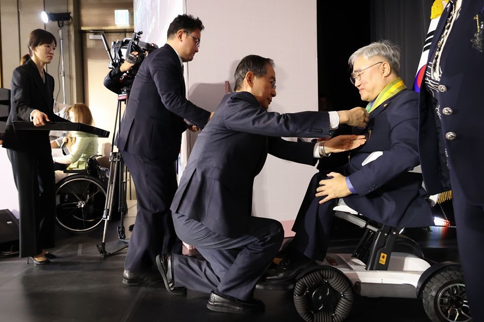 한덕수 대통령 권한대행 국무총리가 18일 서울 페어몬트 앰배서더 호텔에서 열린 장애인의 날 기념식에서 축사를 하고 있다.