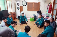 이한경 행안부 재난안전관리본부장이 18일 오후 경북 청송군 산불 피해 마을 주택 현장을 살펴보고 있다.