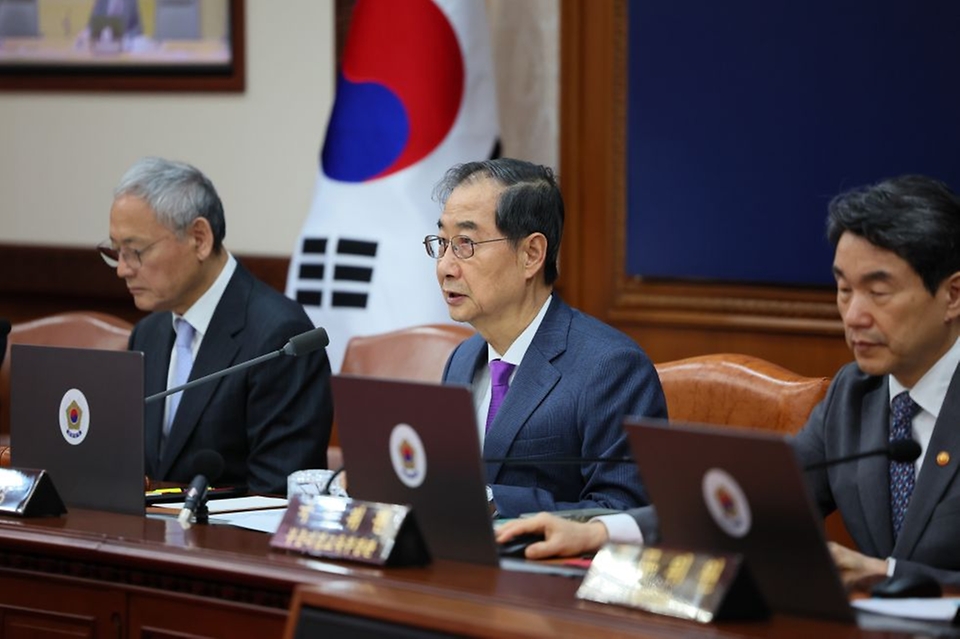 한덕수 대통령 권한대행 국무총리가 22일 세종대로 정부서울청사에서 열린 국무회의를 주재, 모두발언을 하고 있다.