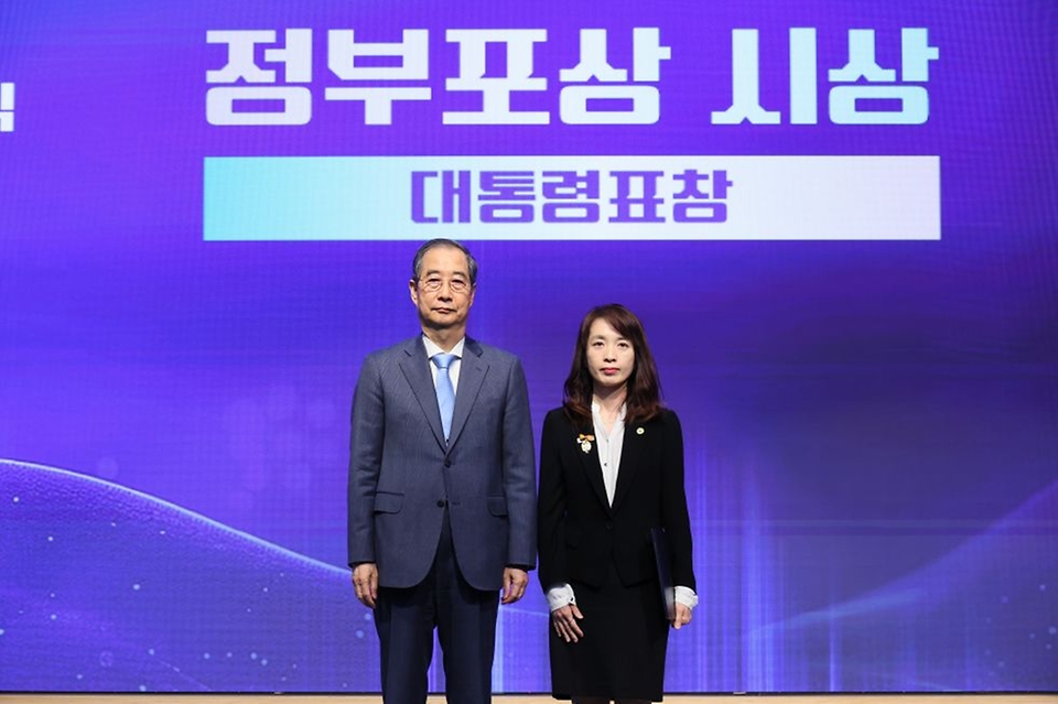 한덕수 대통령 권한대행 국무총리가 21일 강남구 한국과학기술회관에서 열린 2025 과학·정보통신의 날 기념식에서 시상 및 기념사를 하고 있다.