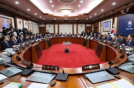 한덕수 대통령 권한대행 국무총리가 22일 세종대로 정부서울청사에서 열린 국무회의를 주재, 모두발언을 하고 있다.