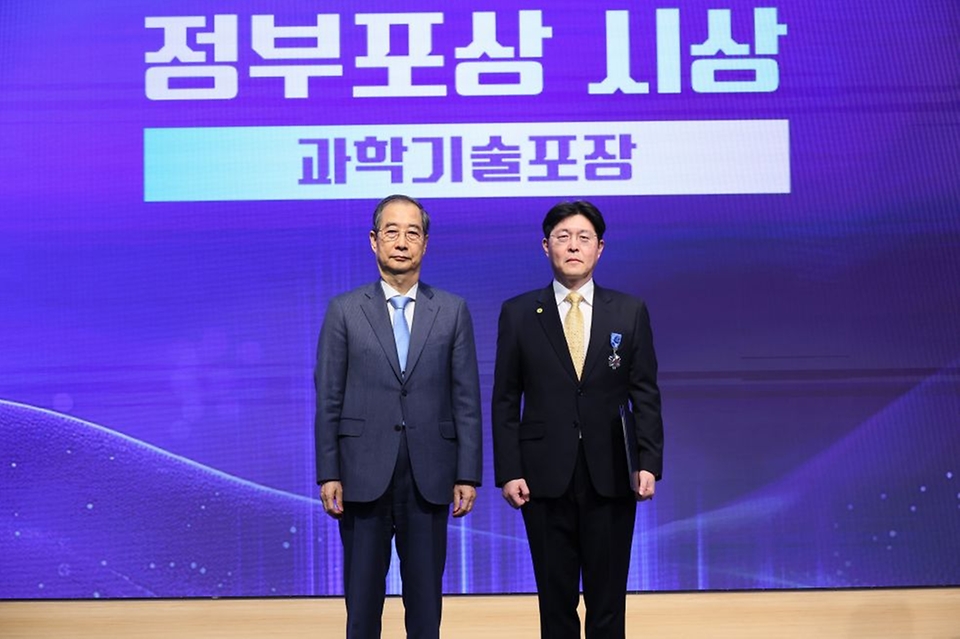 한덕수 대통령 권한대행 국무총리가 21일 강남구 한국과학기술회관에서 열린 2025 과학·정보통신의 날 기념식에서 시상 및 기념사를 하고 있다.
