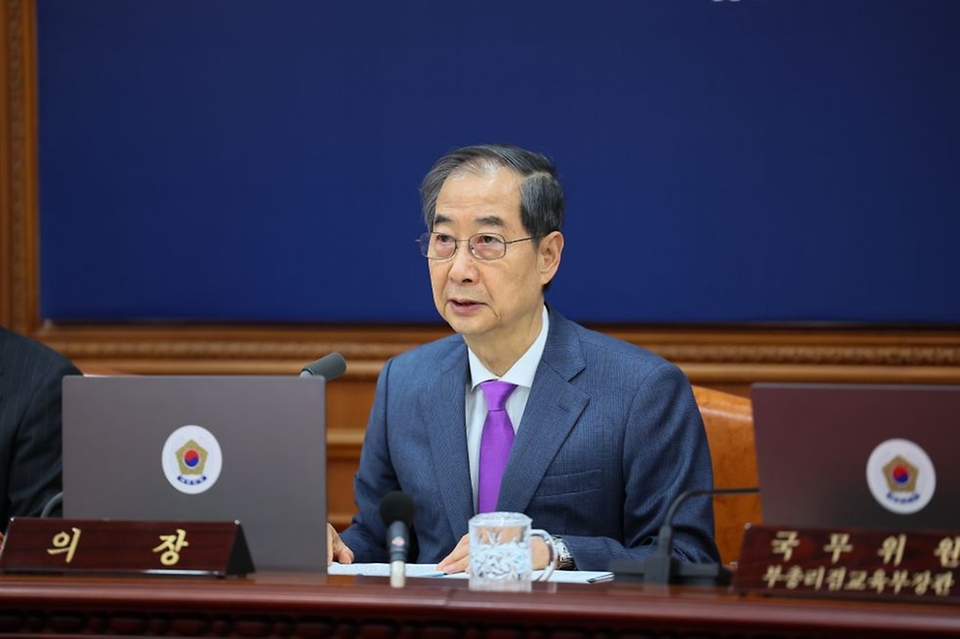 한덕수 대통령 권한대행 국무총리가 22일 세종대로 정부서울청사에서 열린 국무회의를 주재, 모두발언을 하고 있다.