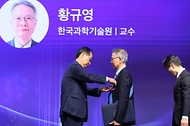 한덕수 대통령 권한대행 국무총리가 21일 강남구 한국과학기술회관에서 열린 2025 과학·정보통신의 날 기념식에서 시상 및 기념사를 하고 있다.