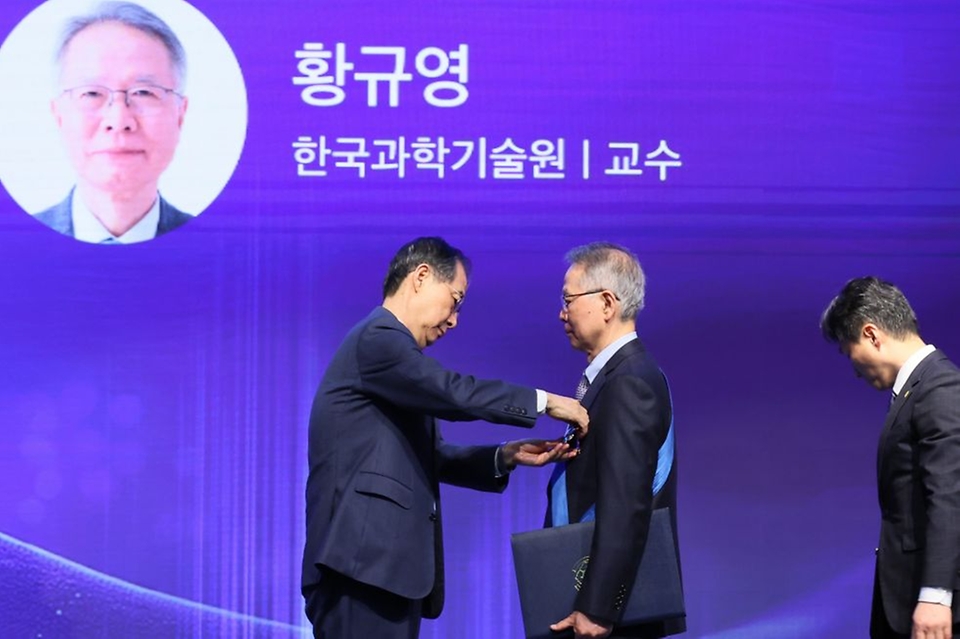 한덕수 대통령 권한대행 국무총리가 21일 강남구 한국과학기술회관에서 열린 2025 과학·정보통신의 날 기념식에서 시상 및 기념사를 하고 있다.