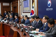 한덕수 대통령 권한대행 국무총리가 22일 세종대로 정부서울청사에서 열린 국무회의를 주재, 모두발언을 하고 있다.