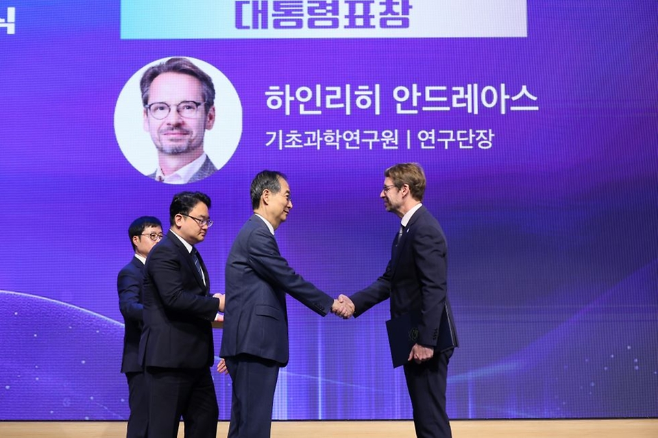 한덕수 대통령 권한대행 국무총리가 21일 강남구 한국과학기술회관에서 열린 2025 과학·정보통신의 날 기념식에서 시상 및 기념사를 하고 있다.