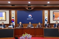한덕수 대통령 권한대행 국무총리가 22일 세종대로 정부서울청사에서 열린 국무회의를 주재, 모두발언을 하고 있다.