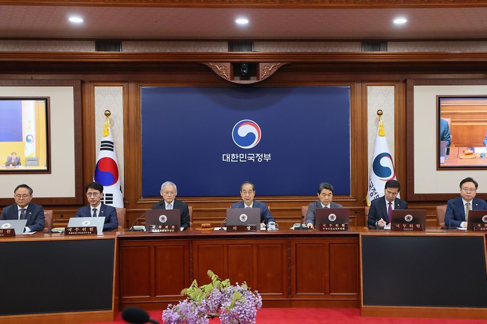 한덕수 대통령 권한대행 국무총리가 22일 세종대로 정부서울청사에서 열린 국무회의를 주재, 모두발언을 하고 있다.