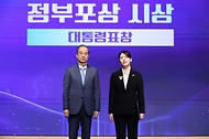 한덕수 대통령 권한대행 국무총리가 21일 강남구 한국과학기술회관에서 열린 2025 과학·정보통신의 날 기념식에서 시상 및 기념사를 하고 있다.