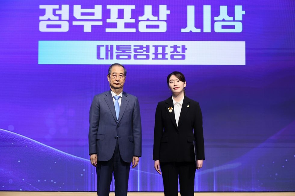 한덕수 대통령 권한대행 국무총리가 21일 강남구 한국과학기술회관에서 열린 2025 과학·정보통신의 날 기념식에서 시상 및 기념사를 하고 있다.