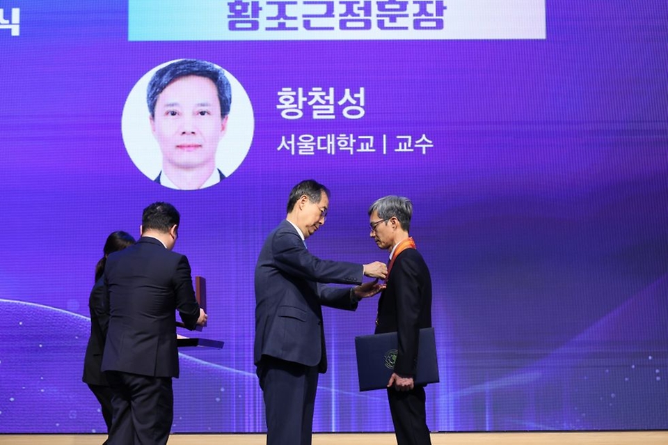 한덕수 대통령 권한대행 국무총리가 21일 강남구 한국과학기술회관에서 열린 2025 과학·정보통신의 날 기념식에서 시상 및 기념사를 하고 있다.