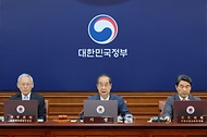 한덕수 대통령 권한대행 국무총리가 22일 세종대로 정부서울청사에서 열린 국무회의를 주재, 모두발언을 하고 있다.