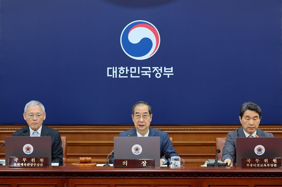 한덕수 대통령 권한대행 국무총리가 22일 세종대로 정부서울청사에서 열린 국무회의를 주재, 모두발언을 하고 있다.