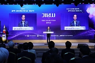 한덕수 대통령 권한대행 국무총리가 21일 강남구 한국과학기술회관에서 열린 2025 과학·정보통신의 날 기념식에서 시상 및 기념사를 하고 있다.