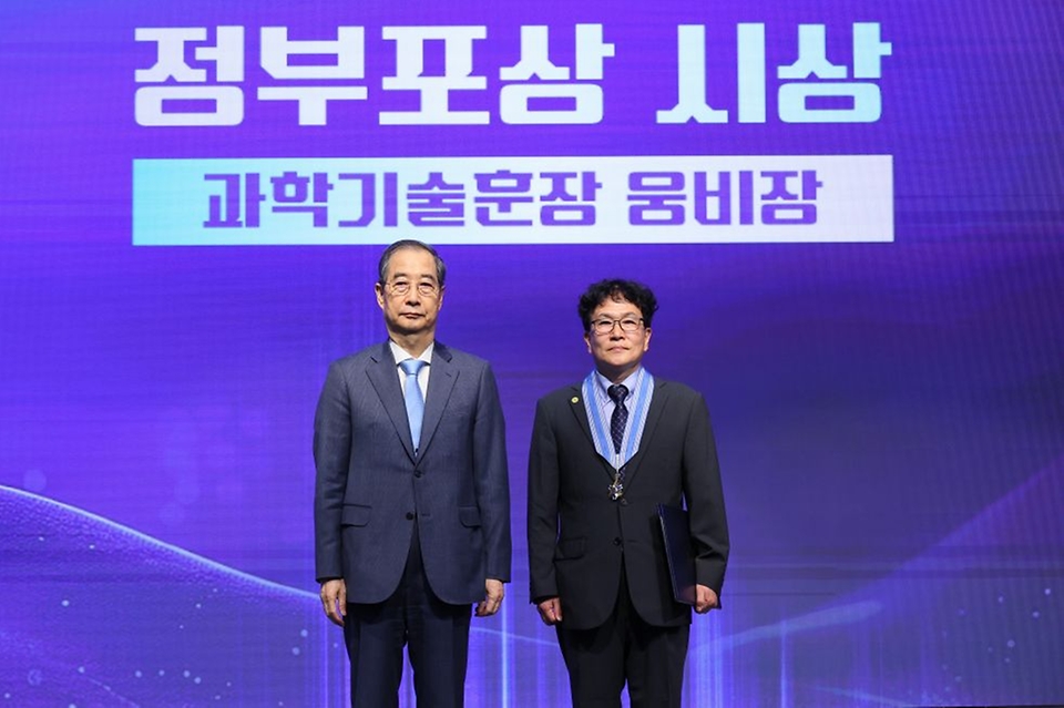 한덕수 대통령 권한대행 국무총리가 21일 강남구 한국과학기술회관에서 열린 2025 과학·정보통신의 날 기념식에서 시상 및 기념사를 하고 있다.