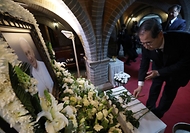 한덕수 대통령 권한대행 국무총리가 22일 서울 명동대성당에 마련된 프란치스코 교황 빈소를 찾아 조문하고 있다.