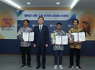 박성재 법무부 장관은 4월 18일(금), 최근 경북 영덕군 산불 현장에서 다수의 마을 주민을 구조한 인도네시아 수기안토(31), 레오(24), 비키(24)에게 법무부장관 표창 및 특별 기여자 거주 체류 자격을 부여하였다.