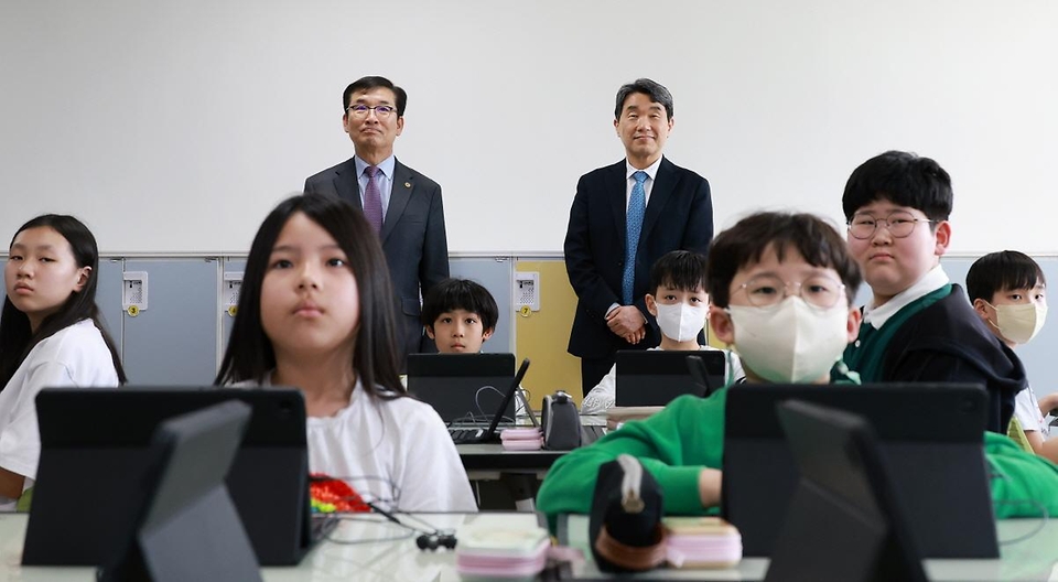 이주호 부총리 겸 교육부 장관은 4월 23일(수) 청주 복대초를 방문하여 인공지능(AI) 디지털 교과서를 활용한 수업을 참관하고 교육청, 학교 관계자 등과 간담회를 개최에 참석하였다.