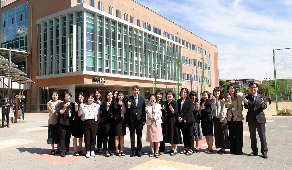 이주호 부총리 겸 교육부 장관은 4월 23일(수) 청주 복대초를 방문하여 인공지능(AI) 디지털 교과서를 활용한 수업을 참관하고 교육청, 학교 관계자 등과 간담회를 개최에 참석하였다.