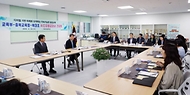 이주호 부총리 겸 교육부 장관은 4월 23일(수) 청주 복대초를 방문하여 인공지능(AI) 디지털 교과서를 활용한 수업을 참관하고 교육청, 학교 관계자 등과 간담회를 개최에 참석하였다.