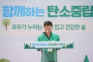 2025년 4월 23일 경기도 양평군 지평면에서 열린 '문학인과 함께하는 탄소중립 나무심기' 행사에서 참가자들이 백합나무를 심고 있다.