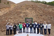 2025년 4월 23일 경기도 양평군 지평면에서 열린 '문학인과 함께하는 탄소중립 나무심기' 행사에서 참가자들이 백합나무를 심고 있다.