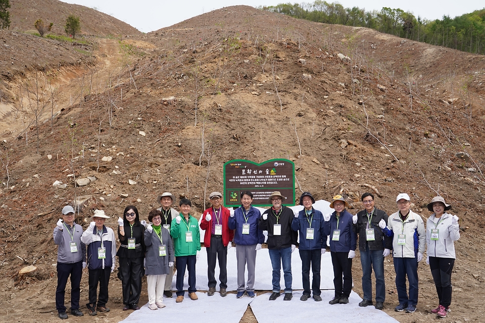 2025년 4월 23일 경기도 양평군 지평면에서 열린 '문학인과 함께하는 탄소중립 나무심기' 행사에서 참가자들이 백합나무를 심고 있다.