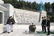 한덕수 대통령 권한대행 국무총리가 25일 국립대전현충원에서 열린 제2회 순직의무군경의 날 기념식에 참석, 헌화 및 묵념을 한 뒤 기념사를 하고 있다.