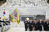 한덕수 대통령 권한대행 국무총리가 25일 국립대전현충원에서 열린 제2회 순직의무군경의 날 기념식에 참석, 헌화 및 묵념을 한 뒤 기념사를 하고 있다.