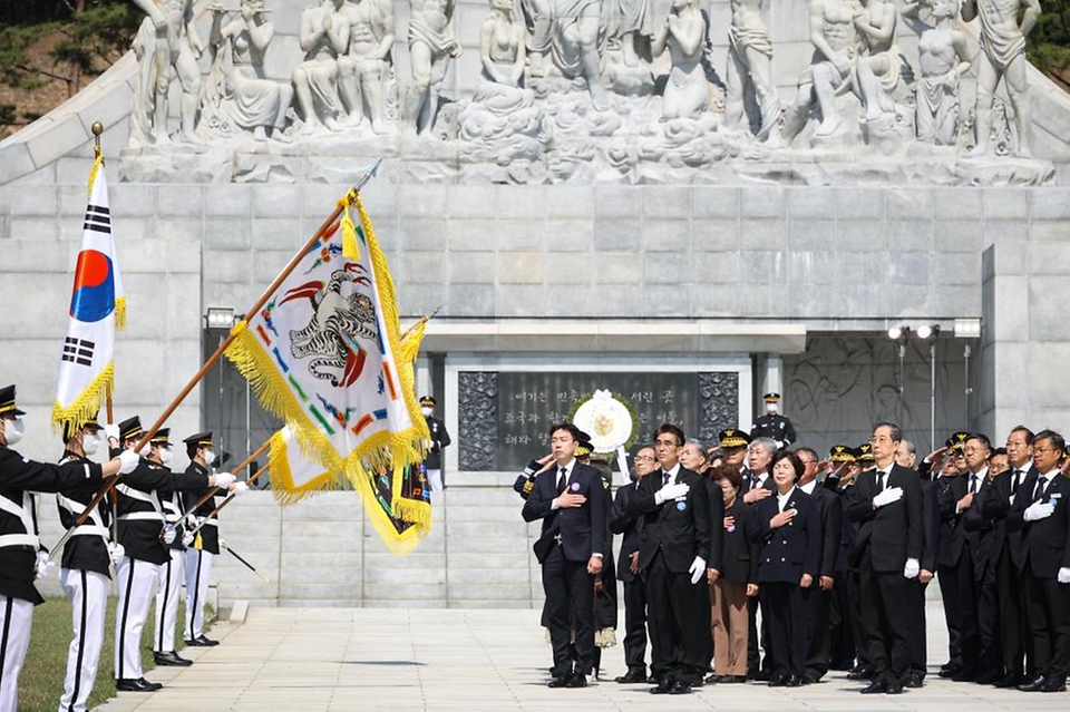 한덕수 대통령 권한대행 국무총리가 25일 국립대전현충원에서 열린 제2회 순직의무군경의 날 기념식에 참석, 헌화 및 묵념을 한 뒤 기념사를 하고 있다.
