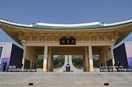 한덕수 대통령 권한대행 국무총리가 25일 국립대전현충원에서 열린 제2회 순직의무군경의 날 기념식에 참석, 헌화 및 묵념을 한 뒤 기념사를 하고 있다.