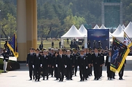 한덕수 대통령 권한대행 국무총리가 25일 국립대전현충원에서 열린 제2회 순직의무군경의 날 기념식에 참석, 헌화 및 묵념을 한 뒤 기념사를 하고 있다.