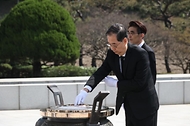 한덕수 대통령 권한대행 국무총리가 25일 국립대전현충원에서 열린 제2회 순직의무군경의 날 기념식에 참석, 헌화 및 묵념을 한 뒤 기념사를 하고 있다.
