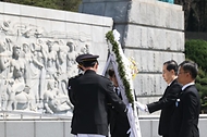 한덕수 대통령 권한대행 국무총리가 25일 국립대전현충원에서 열린 제2회 순직의무군경의 날 기념식에 참석, 헌화 및 묵념을 한 뒤 기념사를 하고 있다.