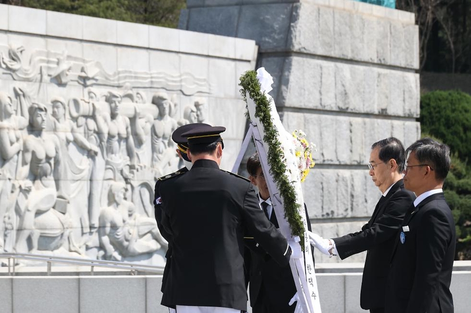 한덕수 대통령 권한대행 국무총리가 25일 국립대전현충원에서 열린 제2회 순직의무군경의 날 기념식에 참석, 헌화 및 묵념을 한 뒤 기념사를 하고 있다.